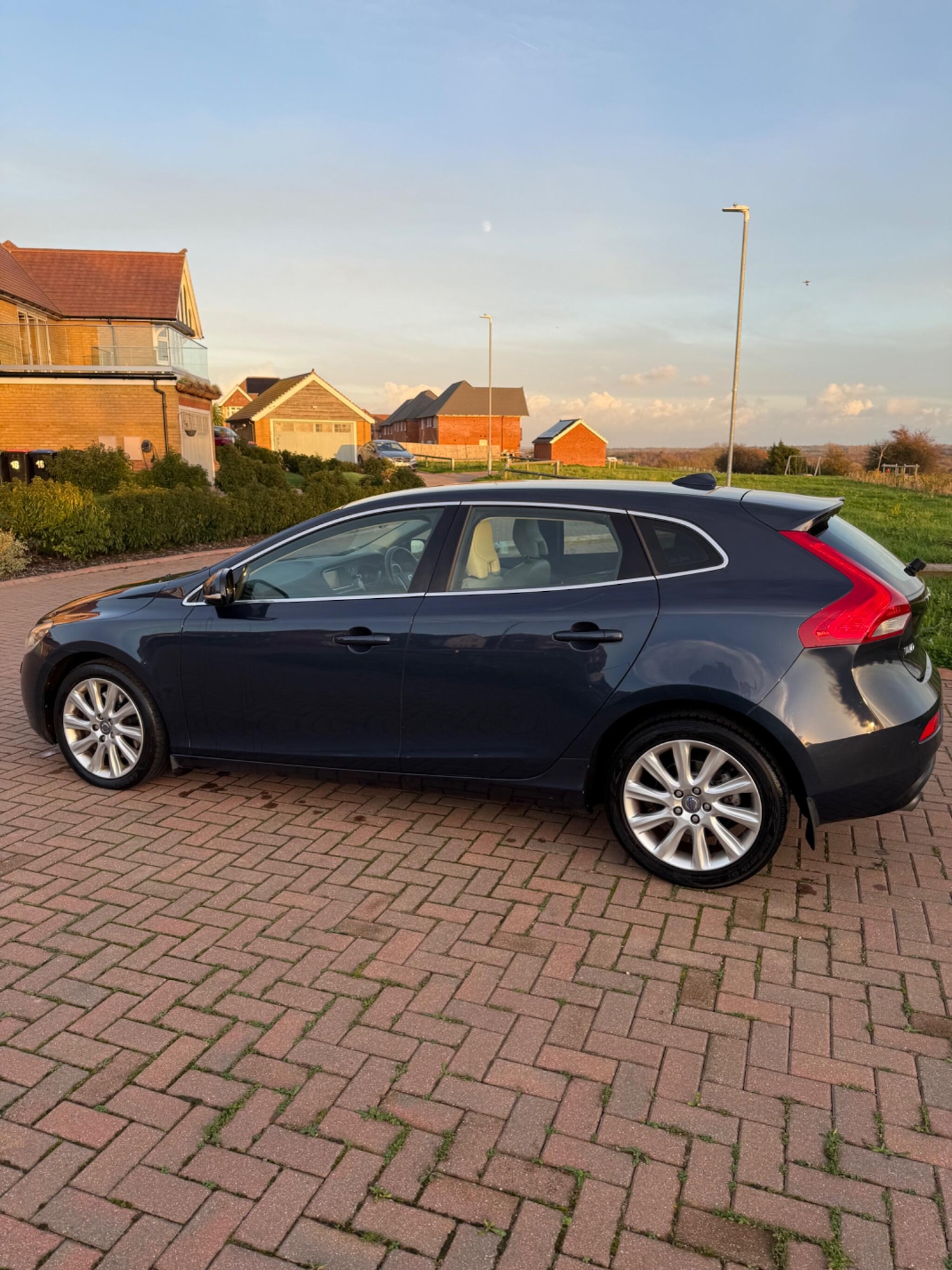 Used Volvo V40 2013 for sale - 76780735: Photo 10