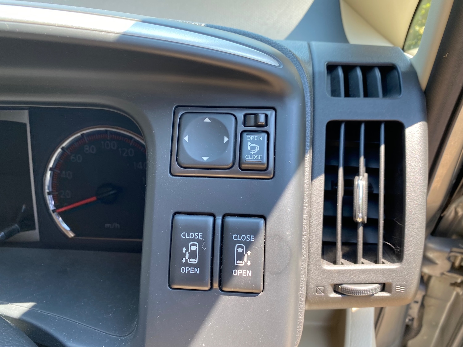 Used Nissan Serena 2008 for sale - 76100256: Photo 15