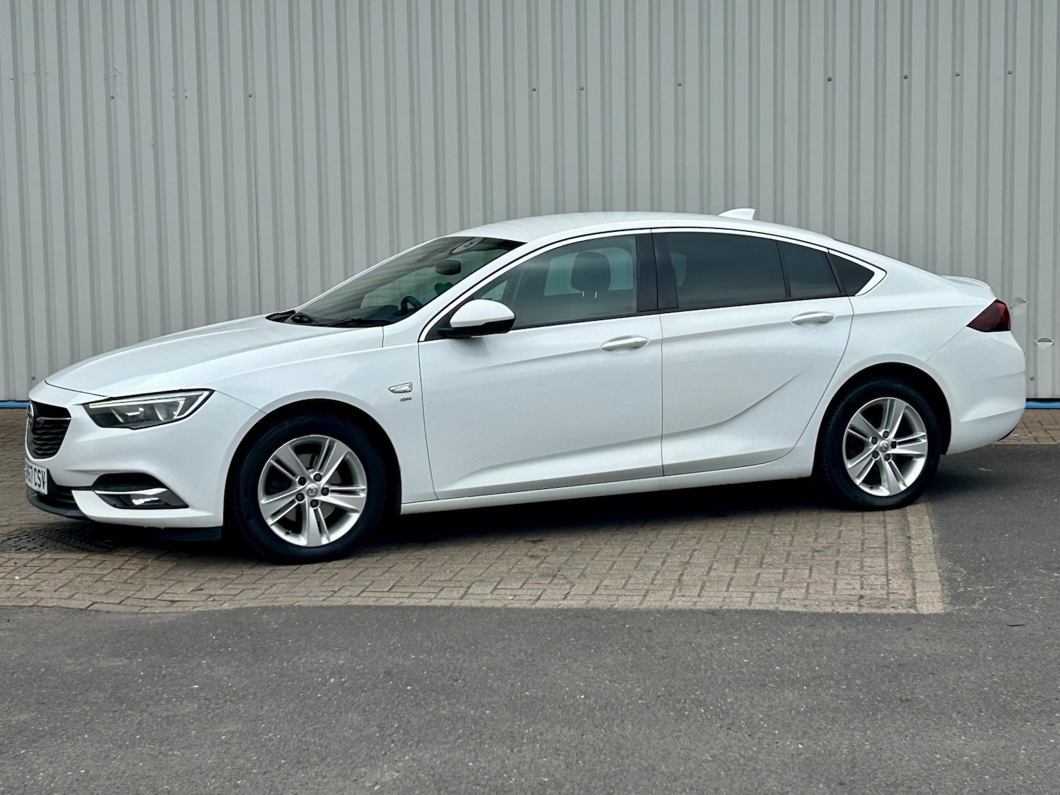 Used Vauxhall Insignia 2017 for sale - 76734790: Photo 2