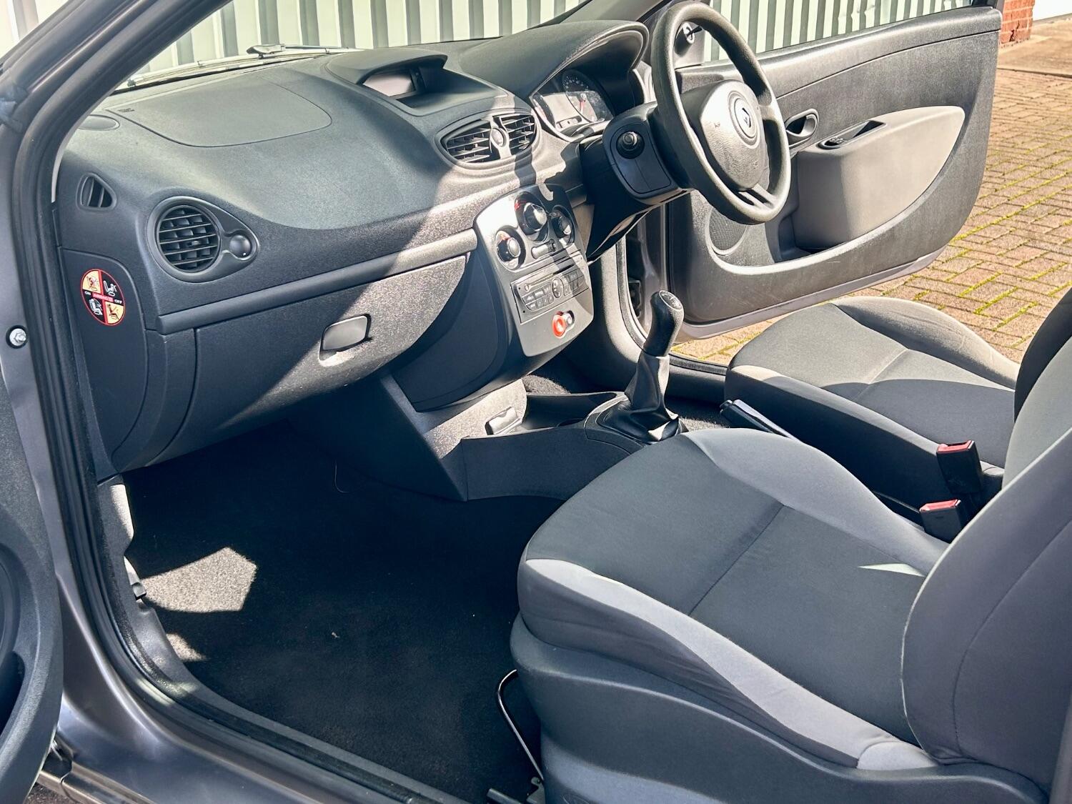 Used Renault Clio 2011 for sale - 76358238: Photo 12