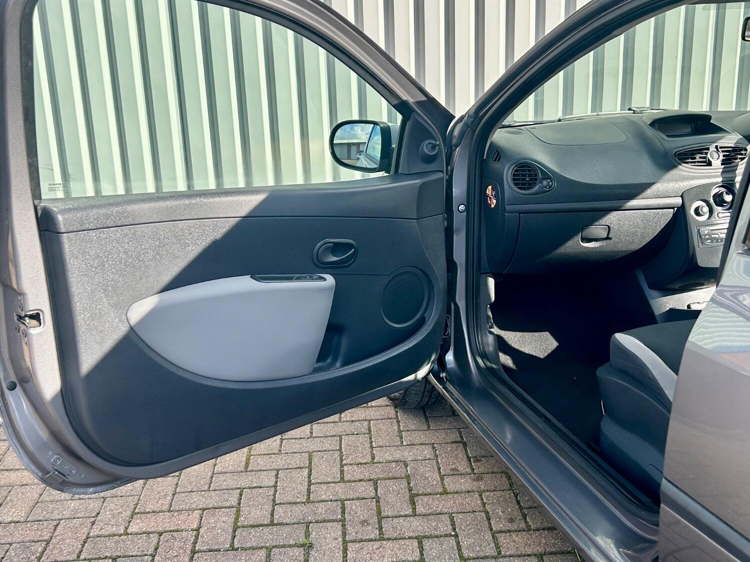Used Renault Clio 2011 for sale - 76358238: Photo 14