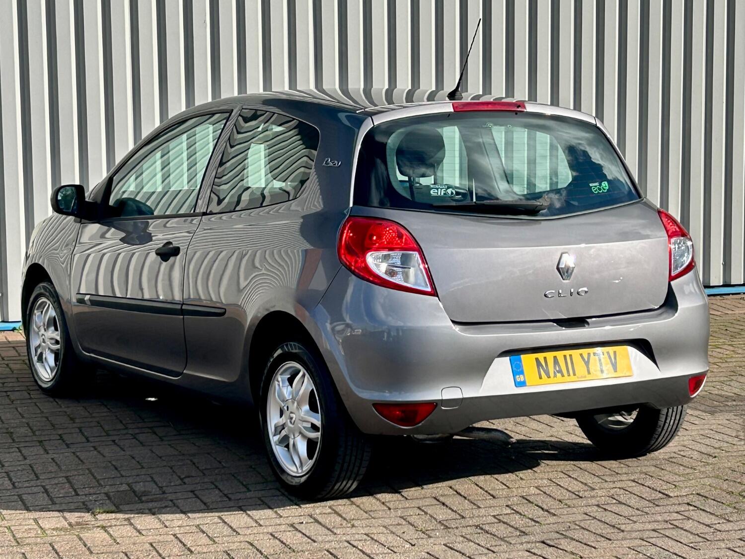 Used Renault Clio 2011 for sale - 76358238: Photo 2