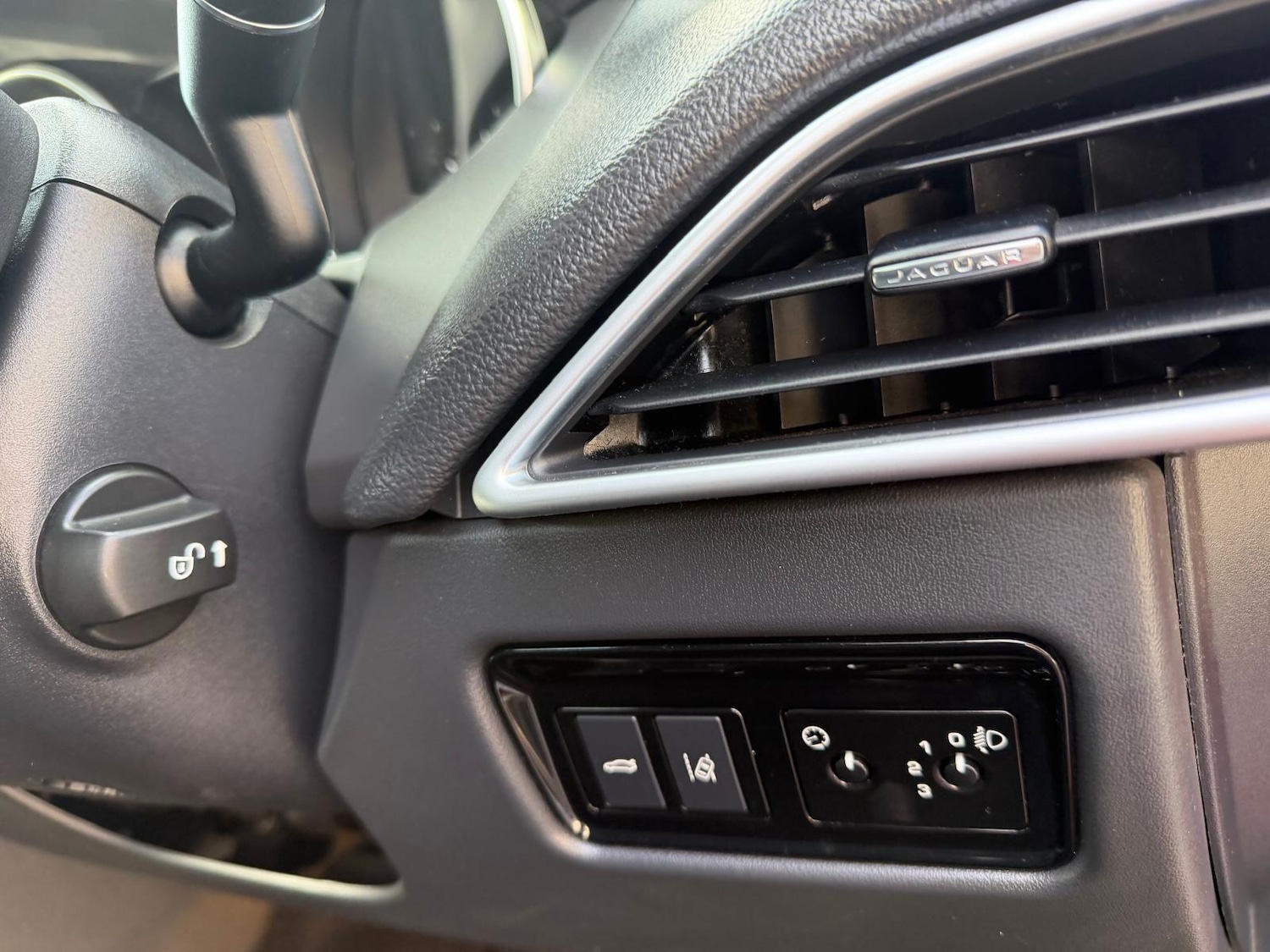 Used Jaguar XE 2018 for sale - 77924966: Photo 17