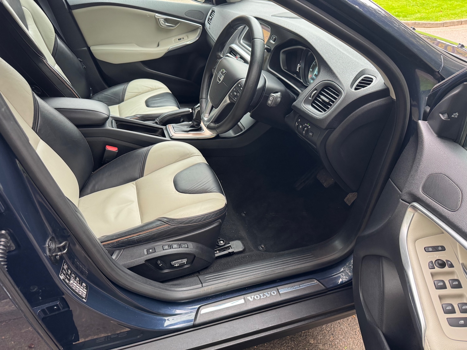 Used Volvo V40 Cross Country 2013 for sale - 76236930: Photo 10