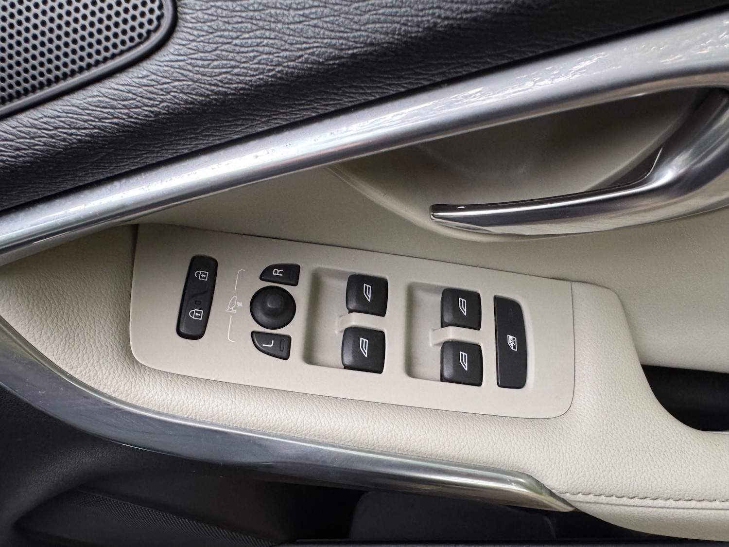 Used Volvo V40 Cross Country 2013 for sale - 76236930: Photo 19