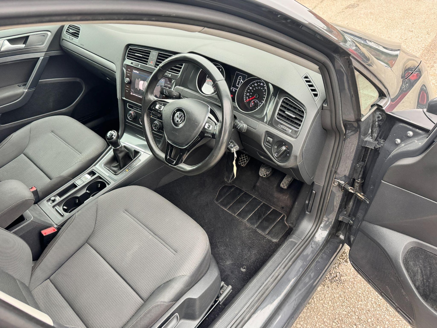 Used Volkswagen Golf 2017 for sale - 77779479: Photo 2