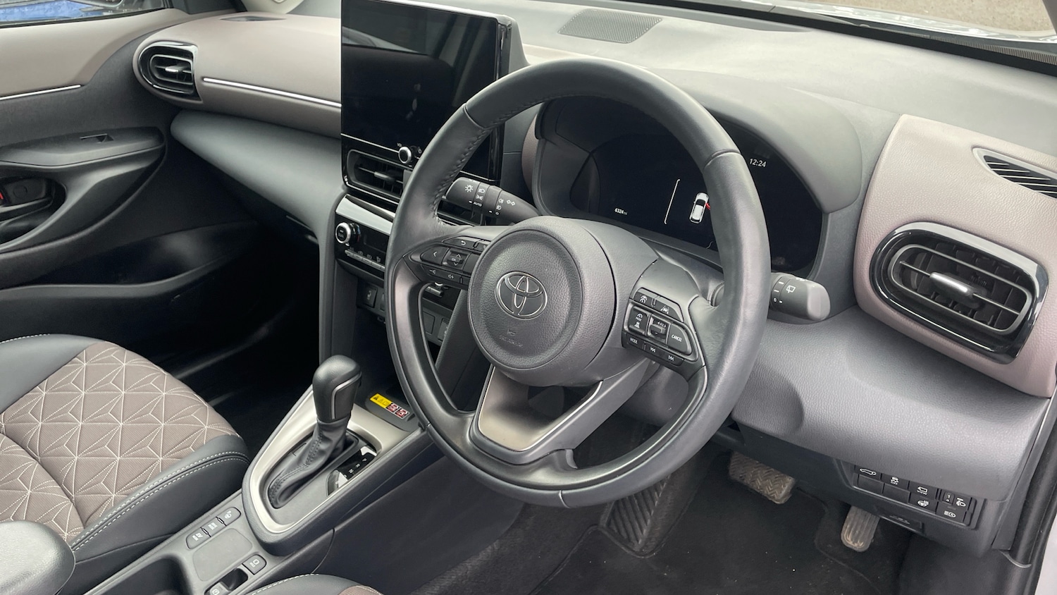 Used Toyota Yaris Cross 2024 for sale - 76844760: Photo 11
