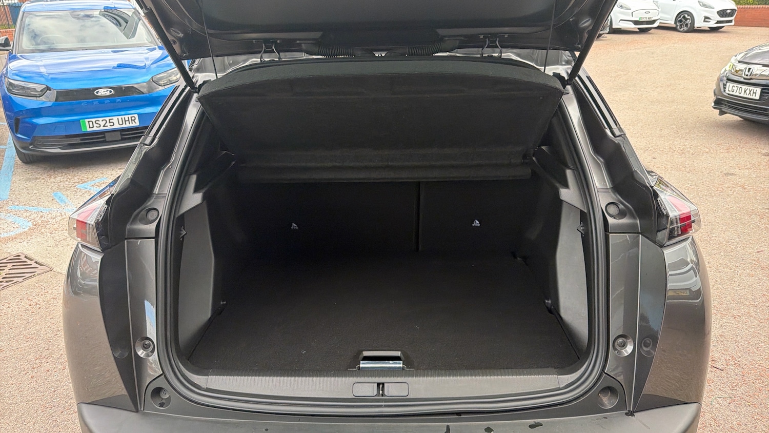 Used Peugeot 2008 2023 for sale - 76352398: Photo 4