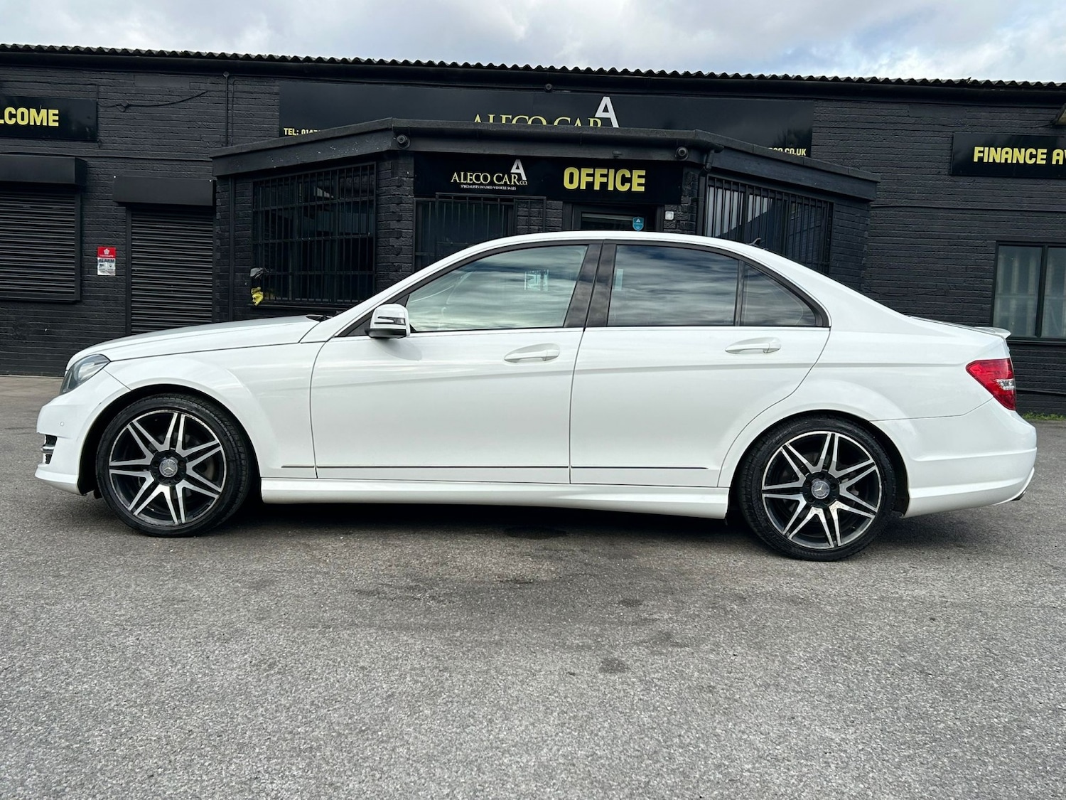 Used Mercedes-Benz C Class 2014 for sale - 76358048: Photo 2