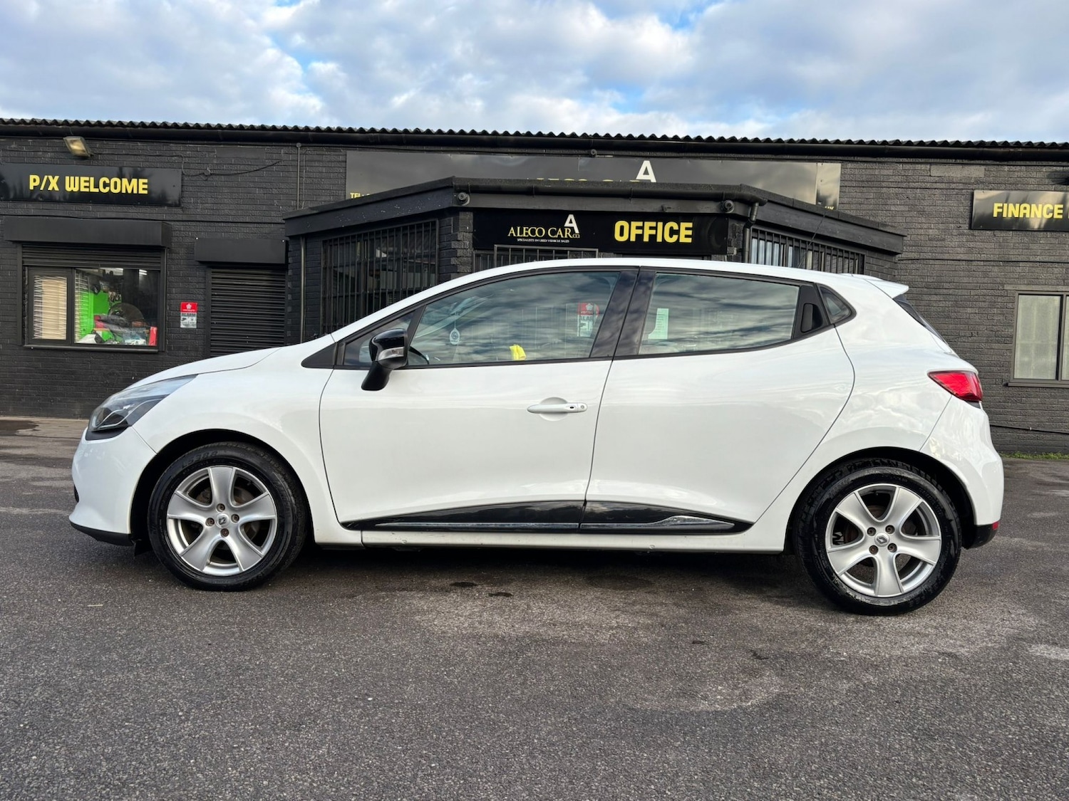 Used Renault Clio 2014 for sale - 76618597: Photo 2