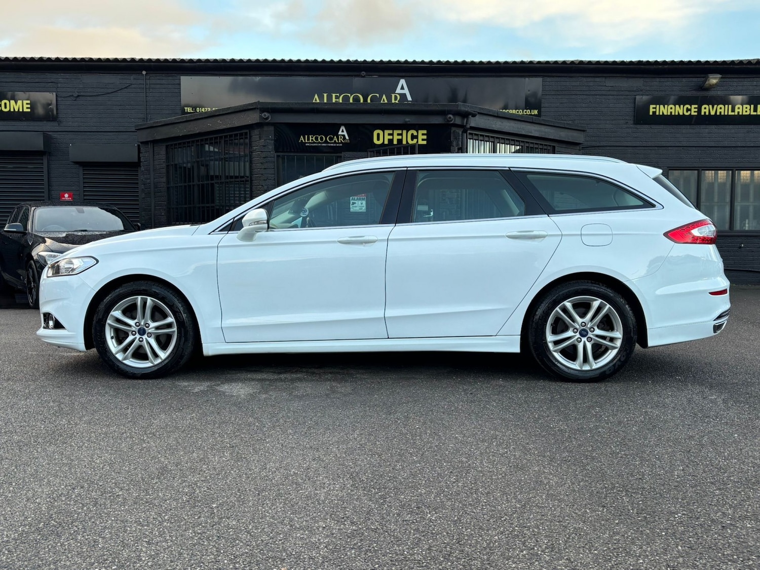 Used Ford Mondeo 2015 for sale - 76631536: Photo 2