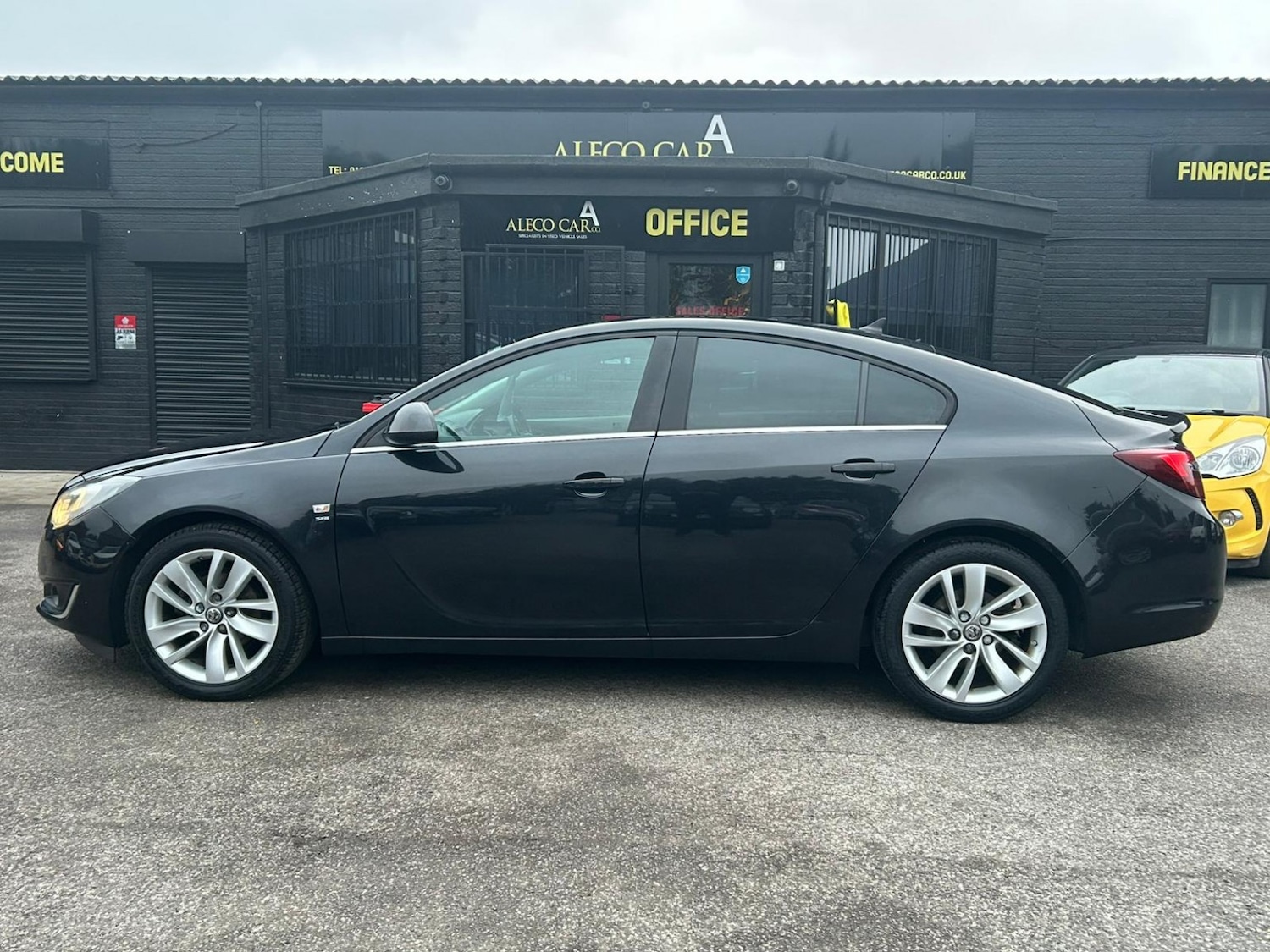 Used Vauxhall Insignia 2015 for sale - 77045362: Photo 2