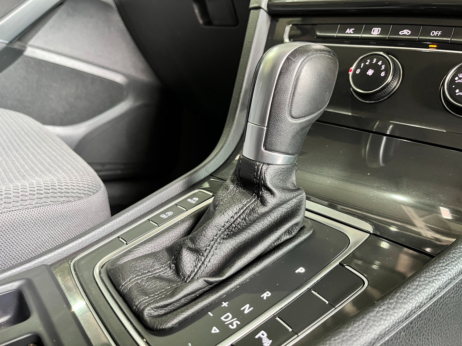 Used Volkswagen Golf 2017 for sale - 77036131: Photo 33