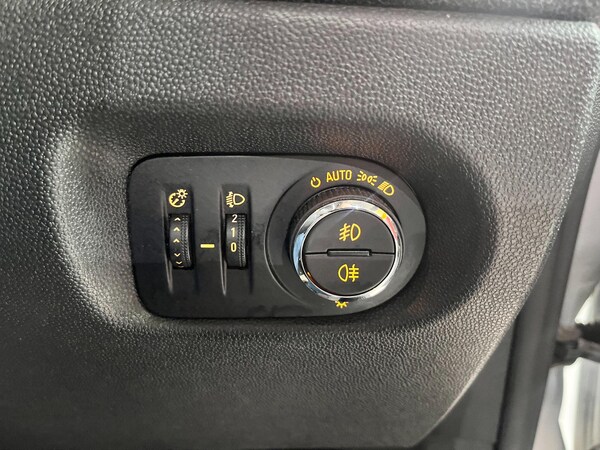 Used Vauxhall Corsa 2011 for sale - 76306500: Photo 27