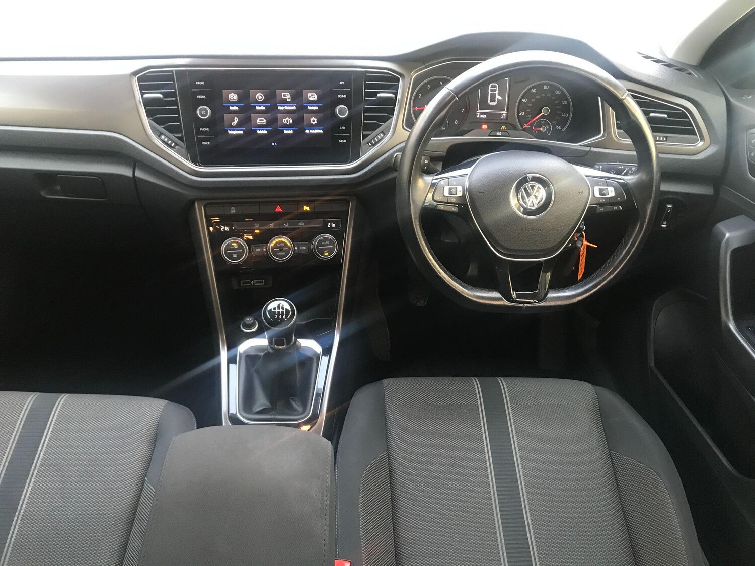 Used Volkswagen T-Roc 2018 for sale - 76762275: Photo 2