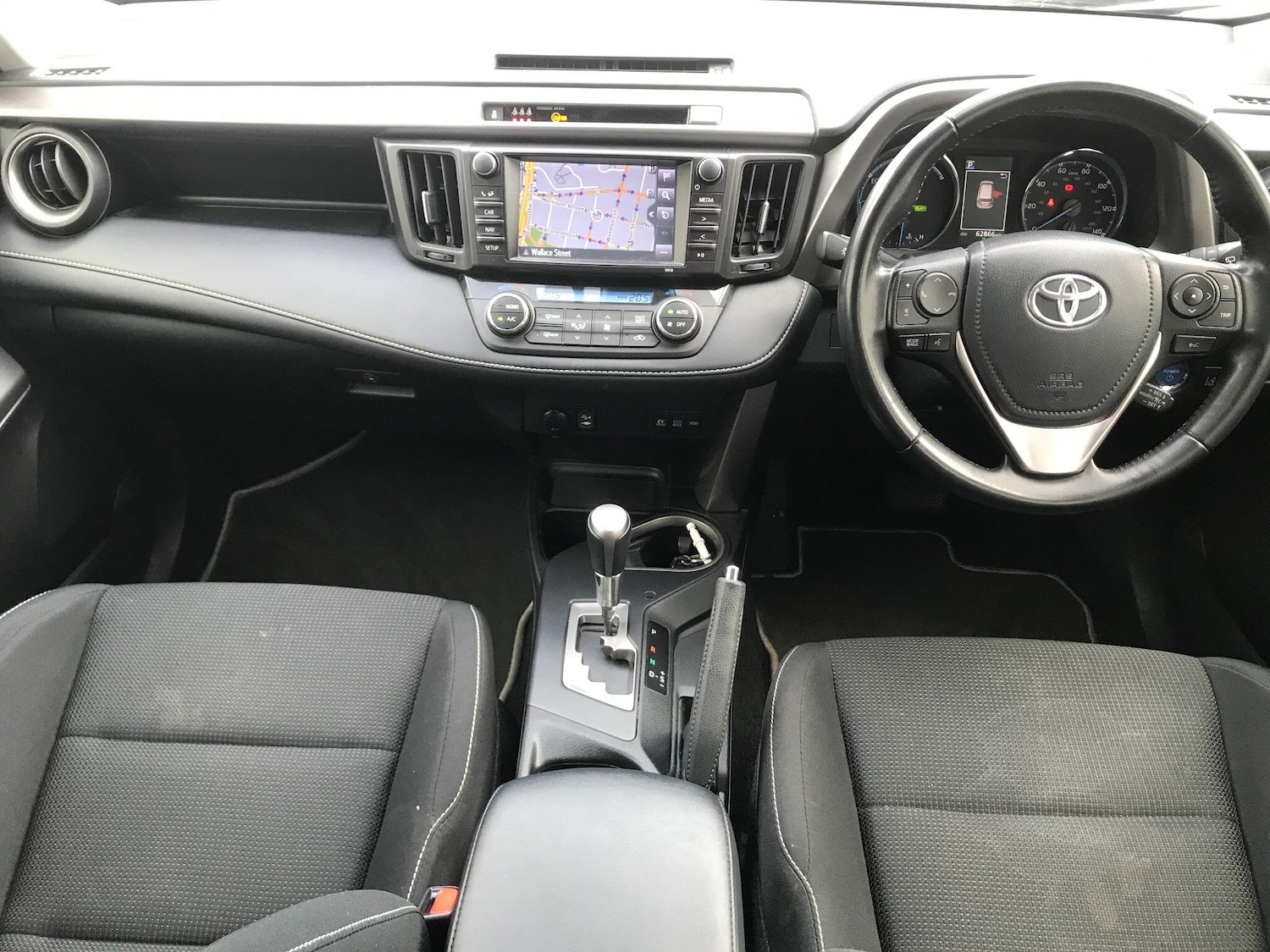 Used Toyota RAV4 2018 for sale - 78151925: Photo 2