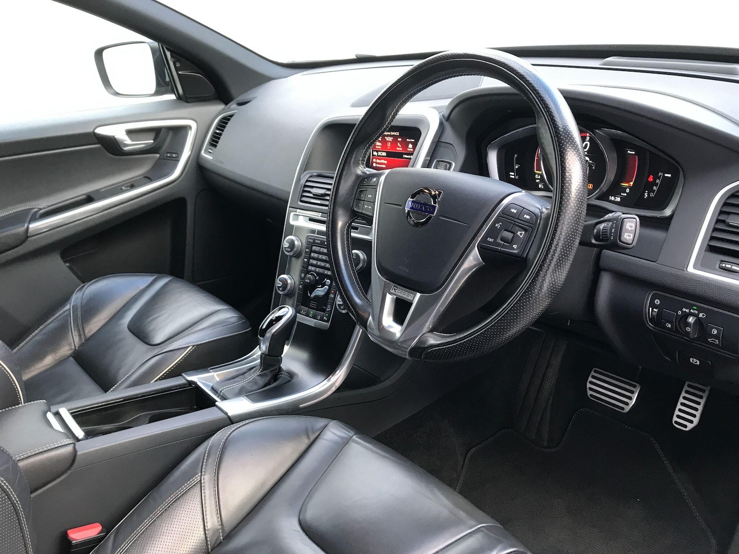 Used Volvo XC60 2017 for sale - 77729773: Photo 2