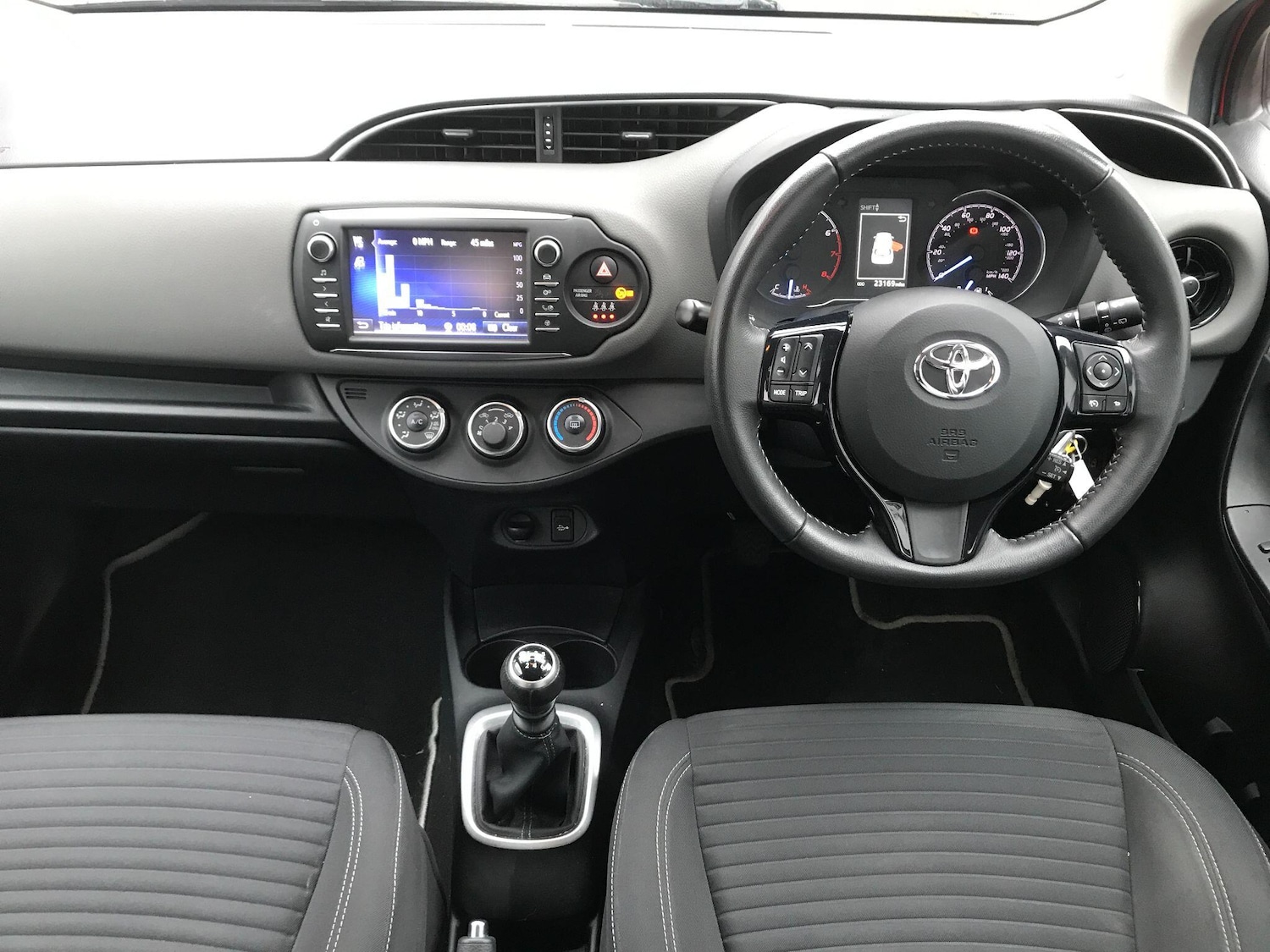 Used Toyota Yaris 2017 for sale - 77501706: Photo 2