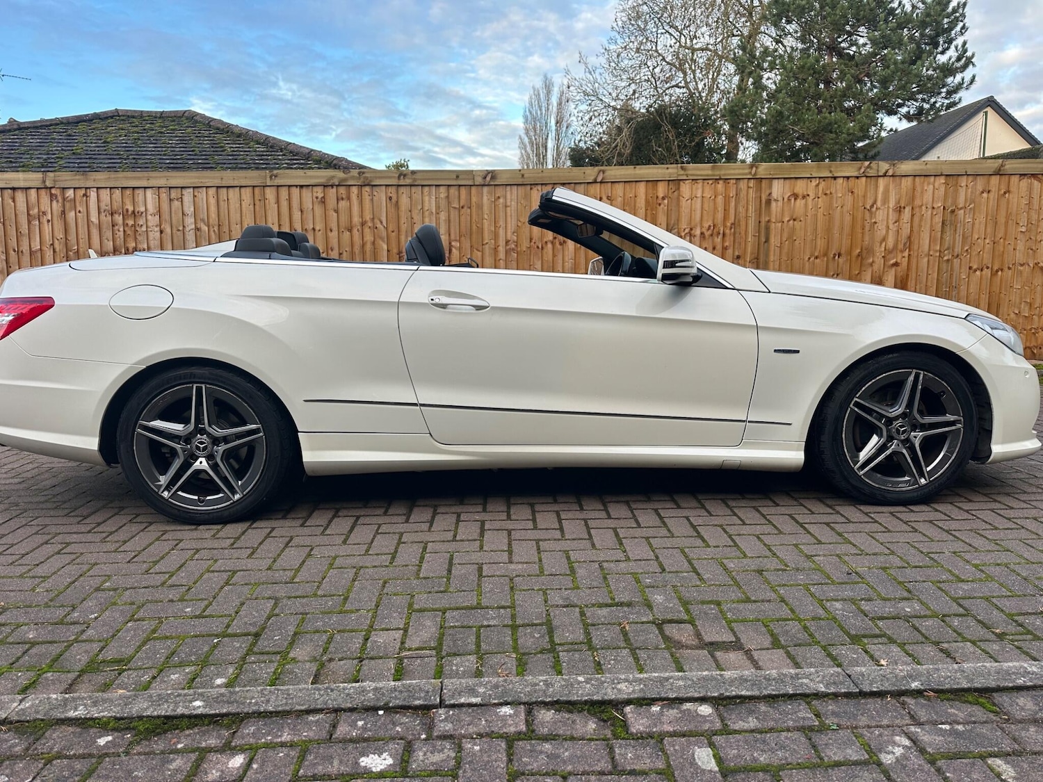 Used Mercedes-Benz E Class 2011 for sale - 76964765: Photo 2