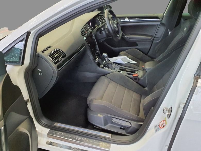 Used Volkswagen Golf 2017 for sale - 77749000: Photo 9