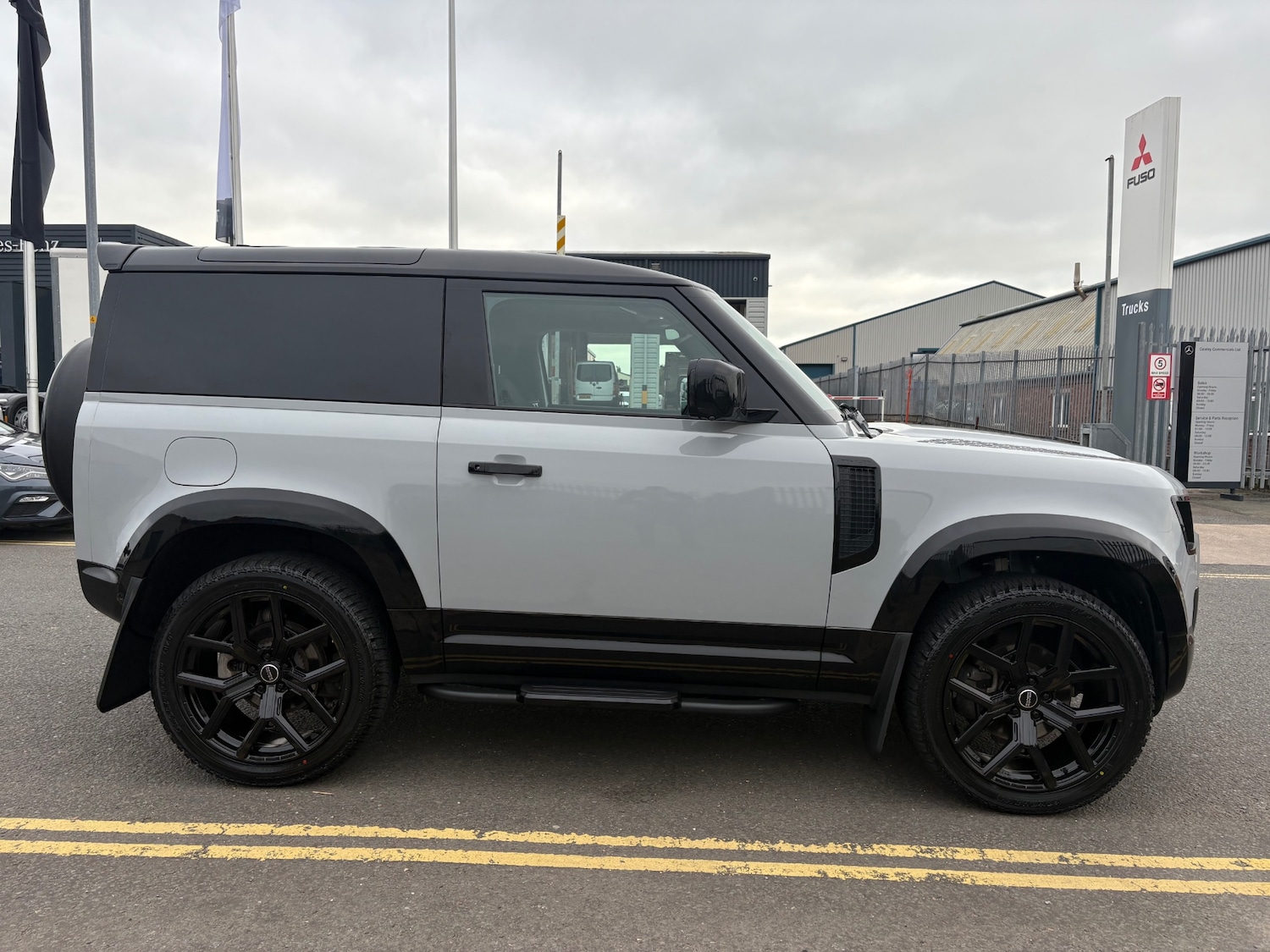 Used Land Rover Defender 2022 for sale - 76262698: Photo 2