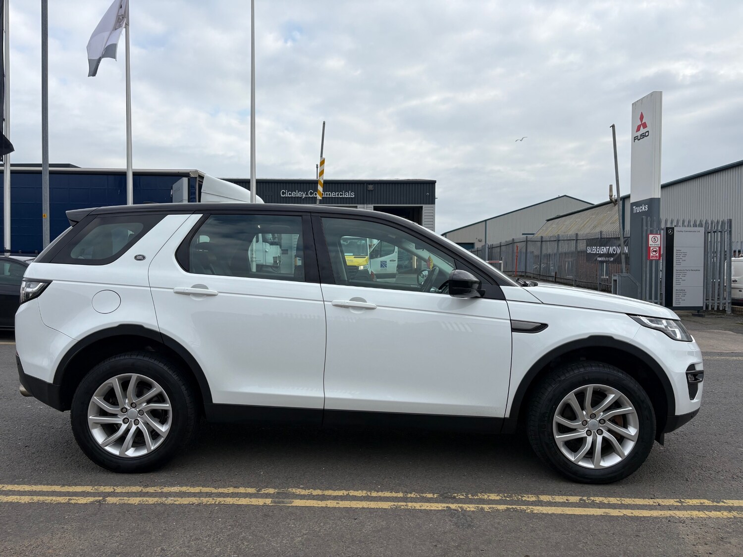 Used Land Rover Discovery Sport 2017 for sale - 77945824: Photo 2