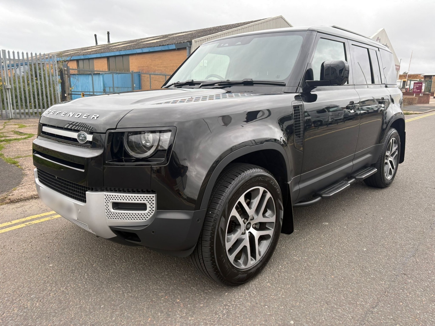 Used Land Rover Defender 2025 for sale - 76187381: Photo 2