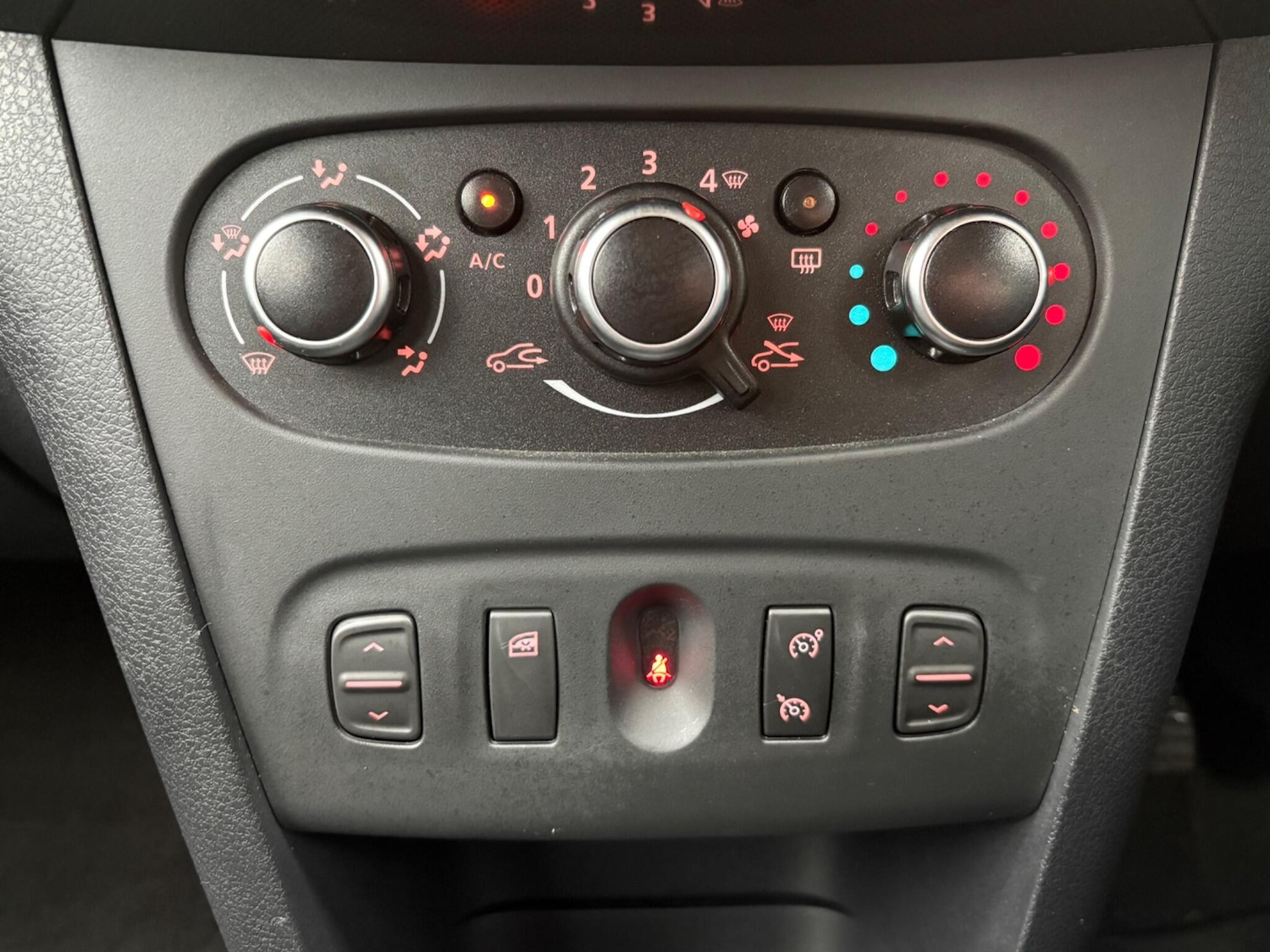 Used Dacia Sandero Stepway 2018 for sale - 77627664: Photo 19