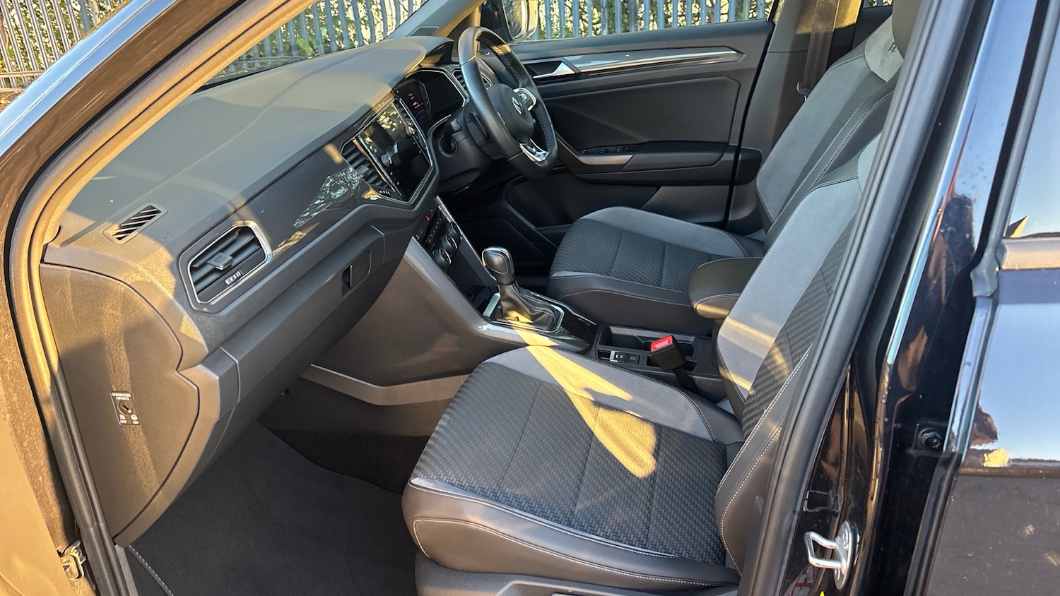 Used Volkswagen T-Roc 2021 for sale - 76650965: Photo 2