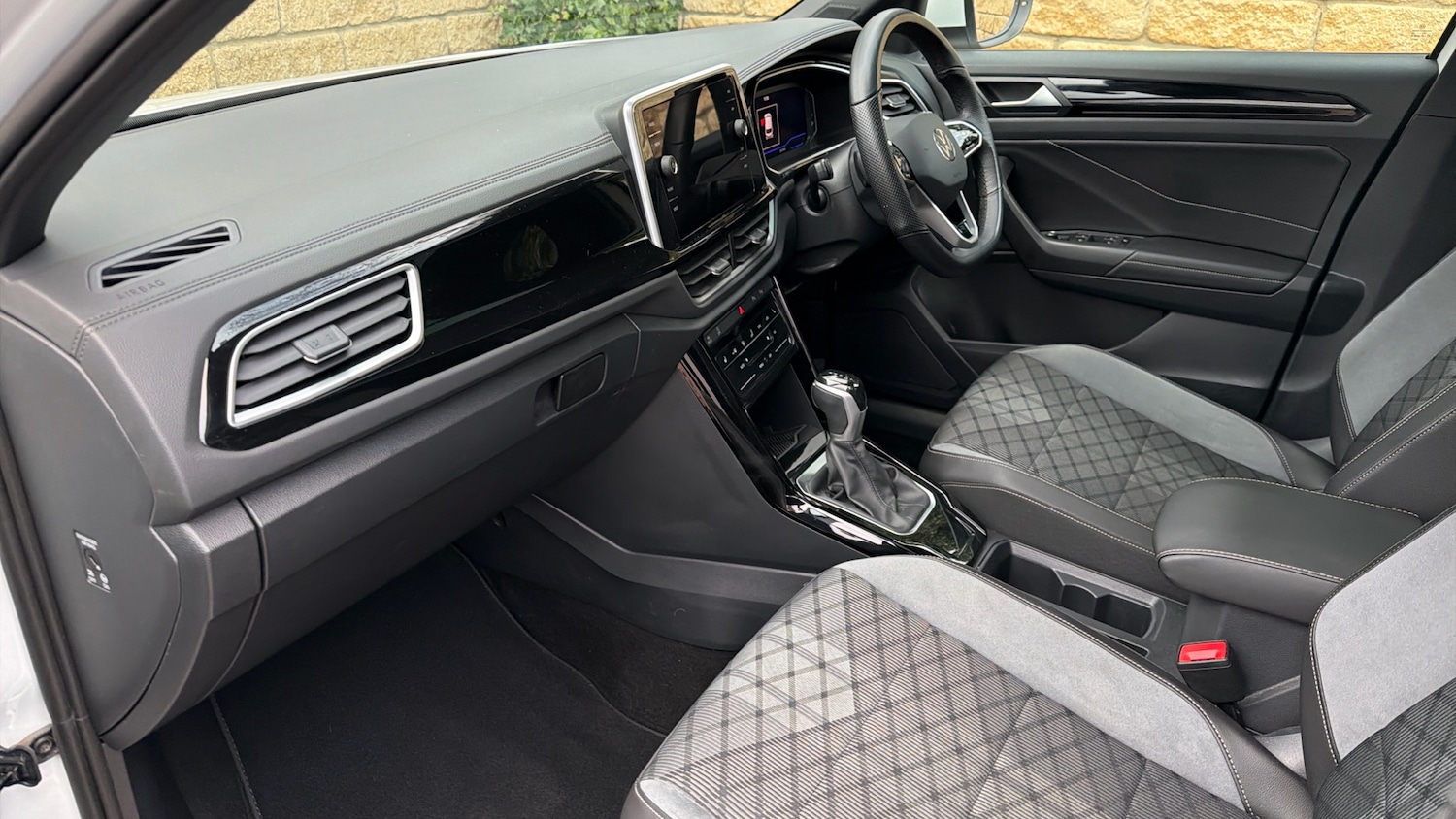 Used Volkswagen T-Roc 2022 for sale - 78081611: Photo 2