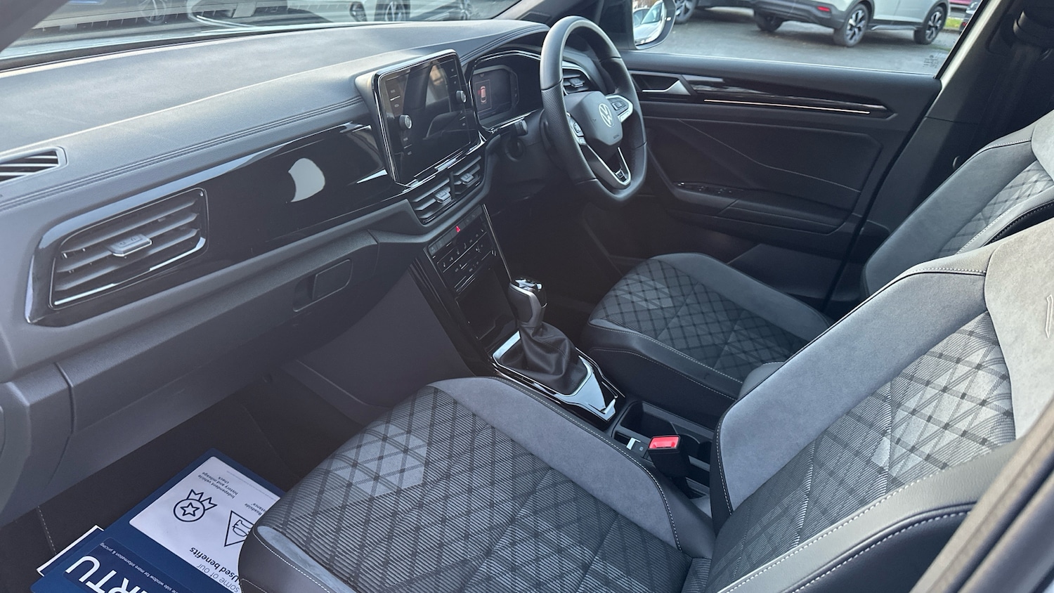 Used Volkswagen T-Roc 2025 for sale - 76892857: Photo 2