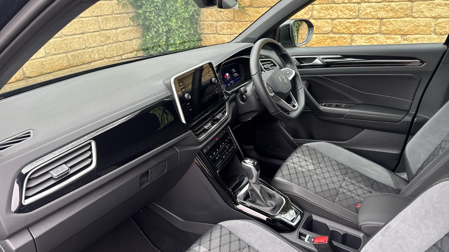 Used Volkswagen T-Roc 2025 for sale - 78163151: Photo 2