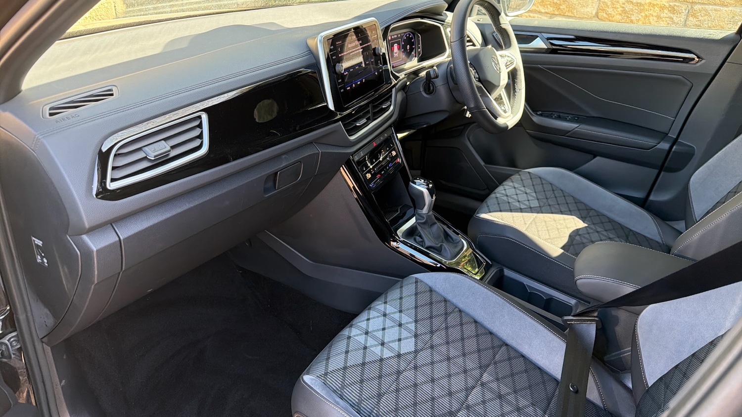 Used Volkswagen T-Roc 2023 for sale - 78190117: Photo 2