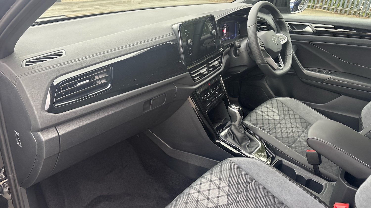 Used Volkswagen T-Roc 2025 for sale - 76075771: Photo 2