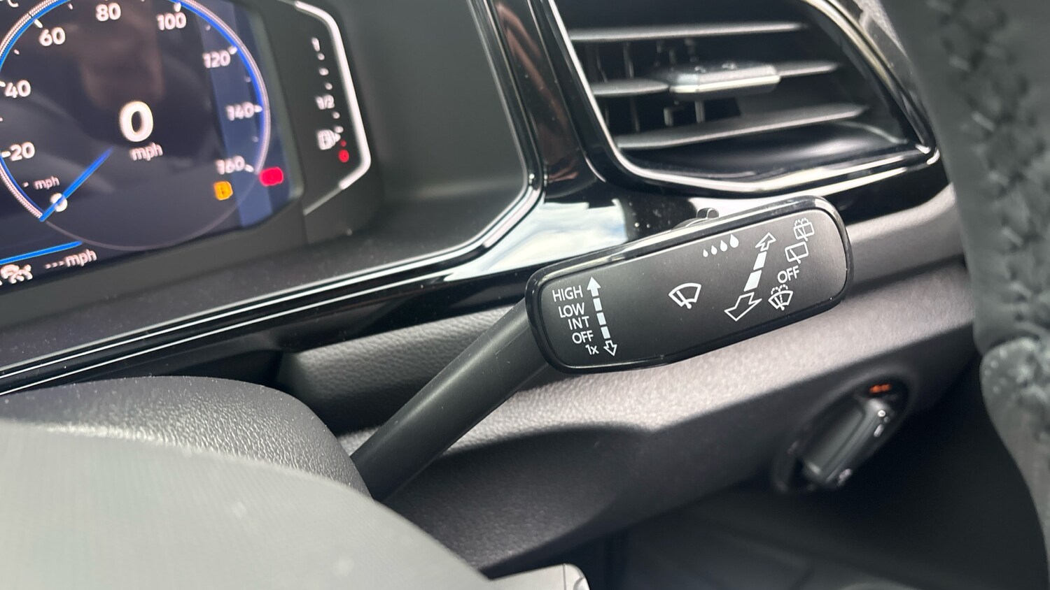 Used Volkswagen T-Roc 2025 for sale - 76075771: Photo 32