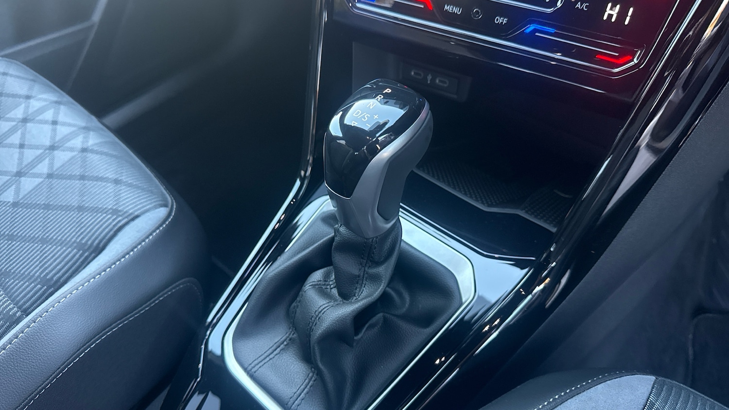 Used Volkswagen T-Roc 2025 for sale - 76905970: Photo 14