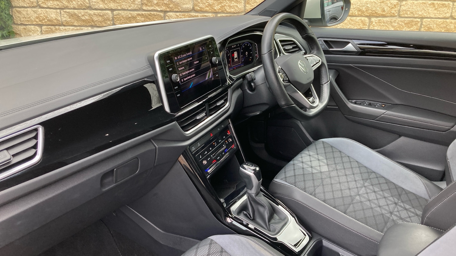 Used Volkswagen T-Roc 2023 for sale - 78176427: Photo 2