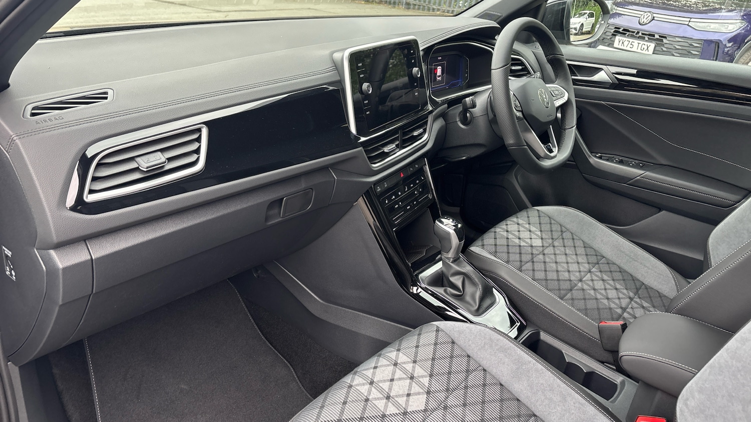 Used Volkswagen T-Roc 2025 for sale - 77106405: Photo 2