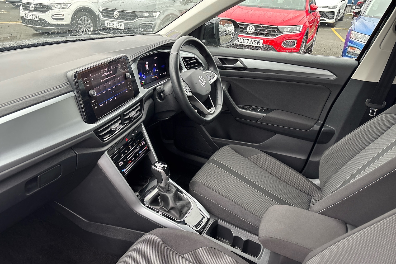 Used Volkswagen T-Roc 2024 for sale - 77706222: Photo 2