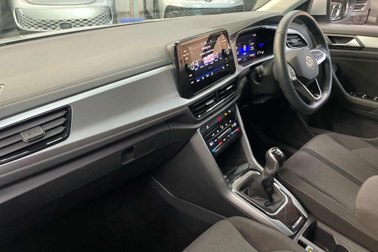 Used Volkswagen T-Roc 2023 for sale - 76676161: Photo 2