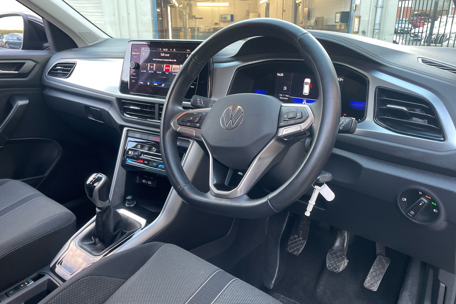 Used Volkswagen T-Roc 2024 for sale - 76678836: Photo 6