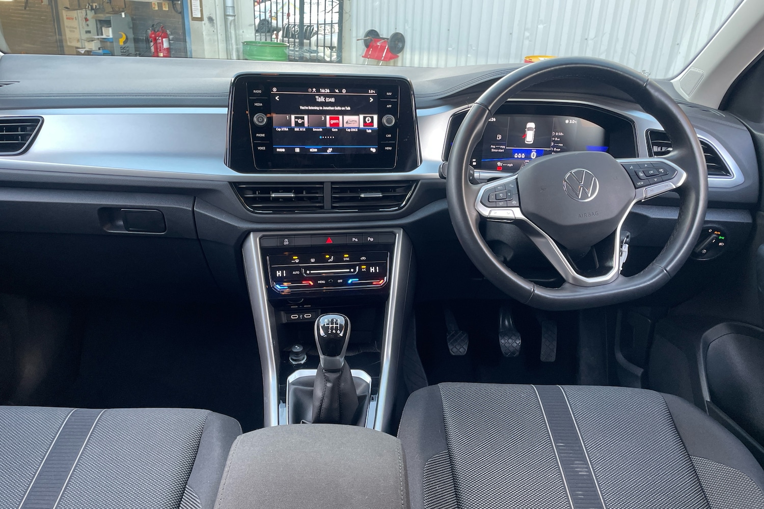 Used Volkswagen T-Roc 2024 for sale - 76678836: Photo 8