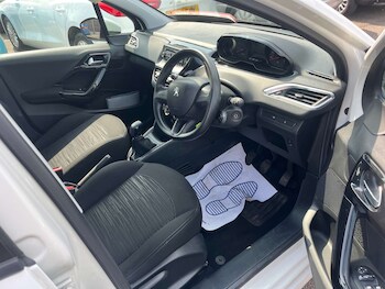 Used Peugeot 208 2013 for sale - 77312212: Photo