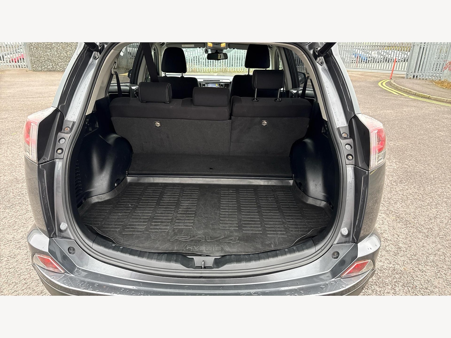 Used Toyota RAV4 2018 for sale - 77537999: Photo 16