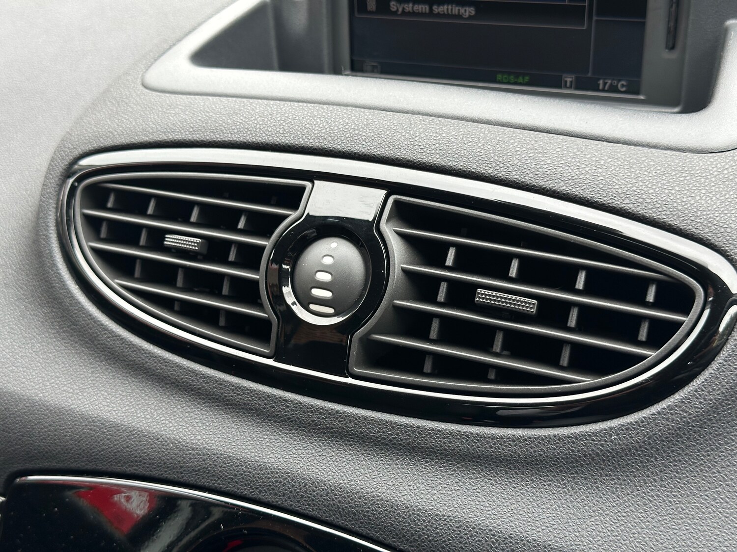 Used Renault Clio 2012 for sale - 75283567: Photo 27