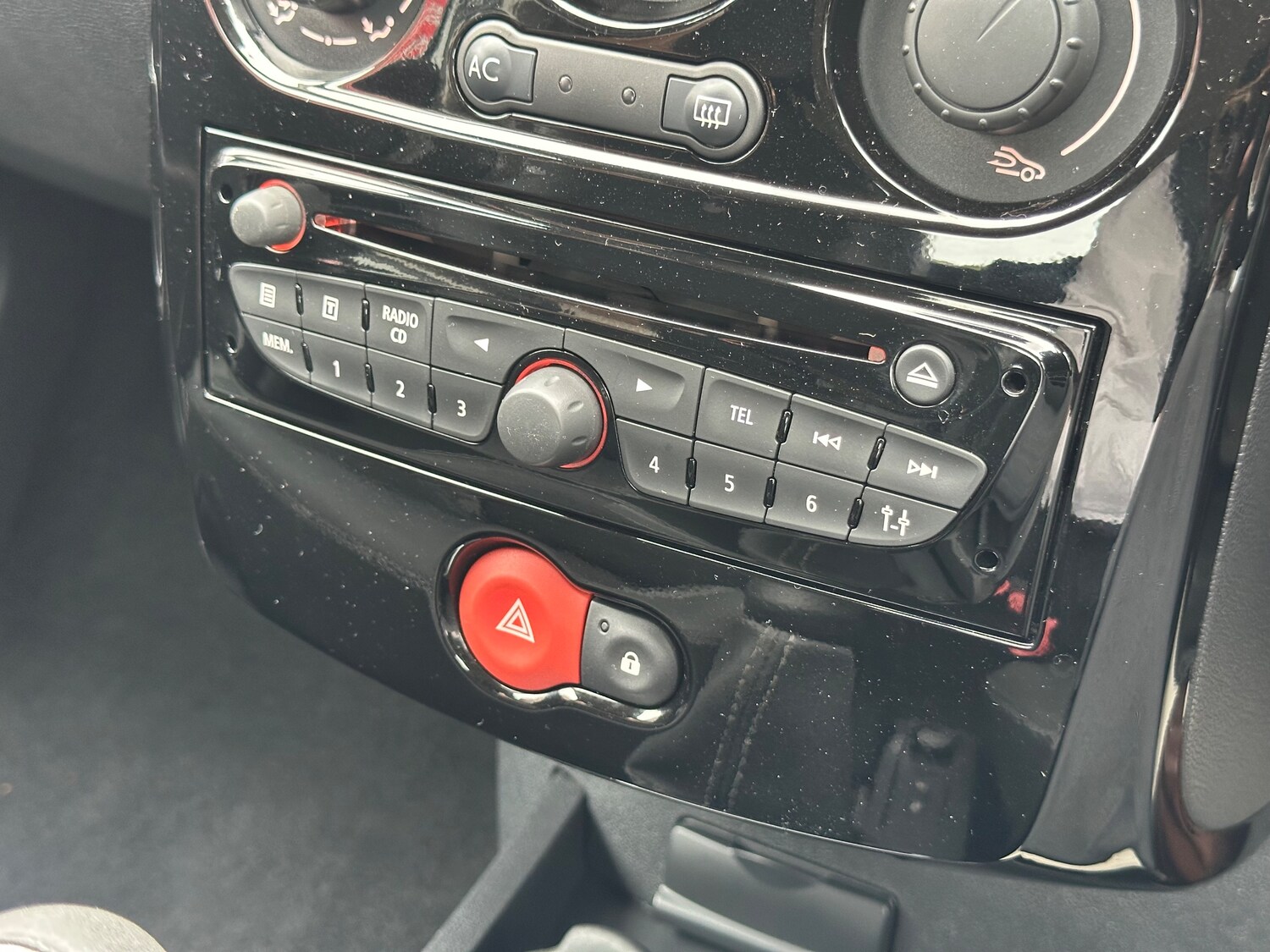 Used Renault Clio 2012 for sale - 75283567: Photo 29
