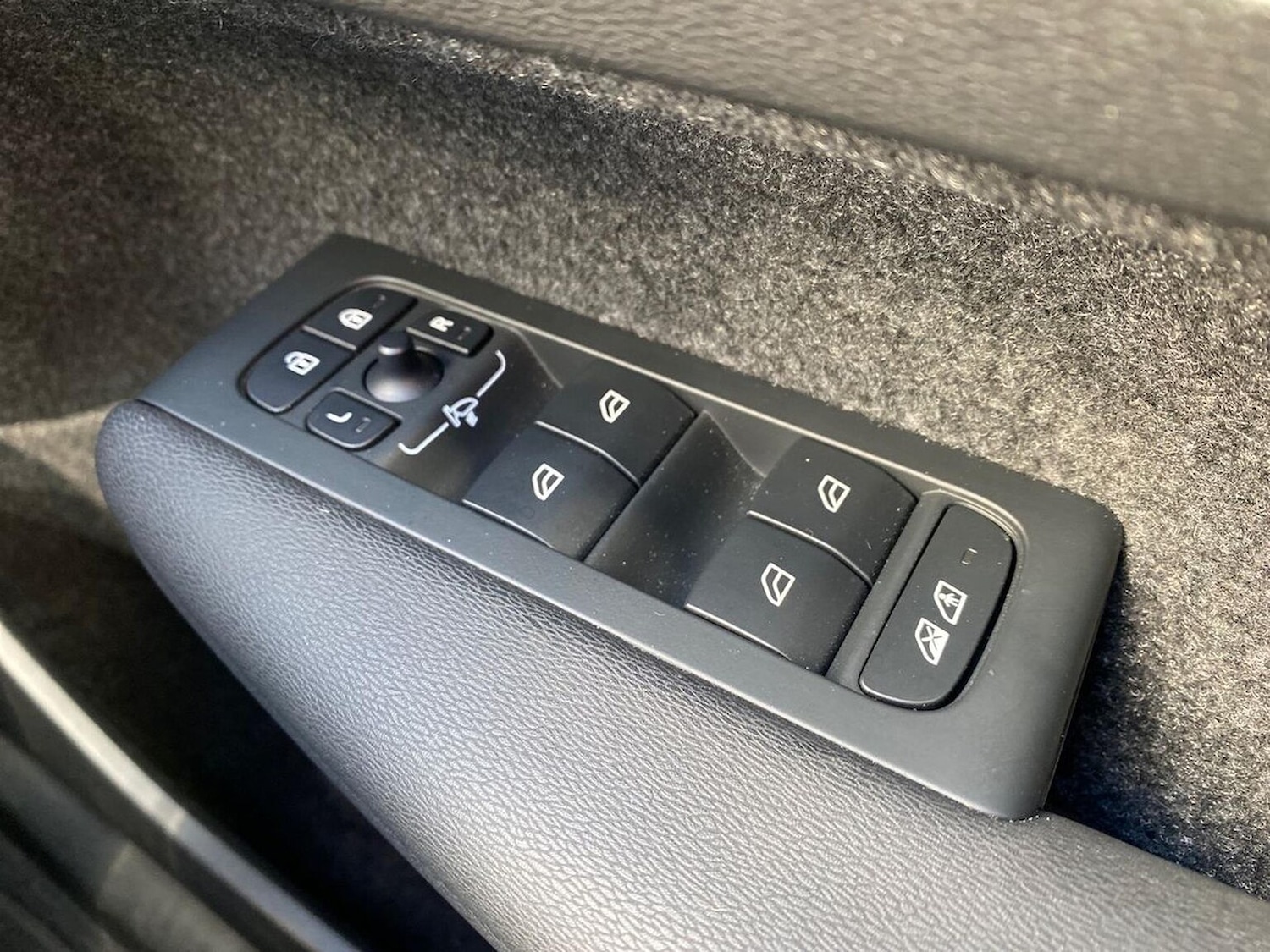 Used Volvo XC40 2025 for sale - 76374360: Photo 21