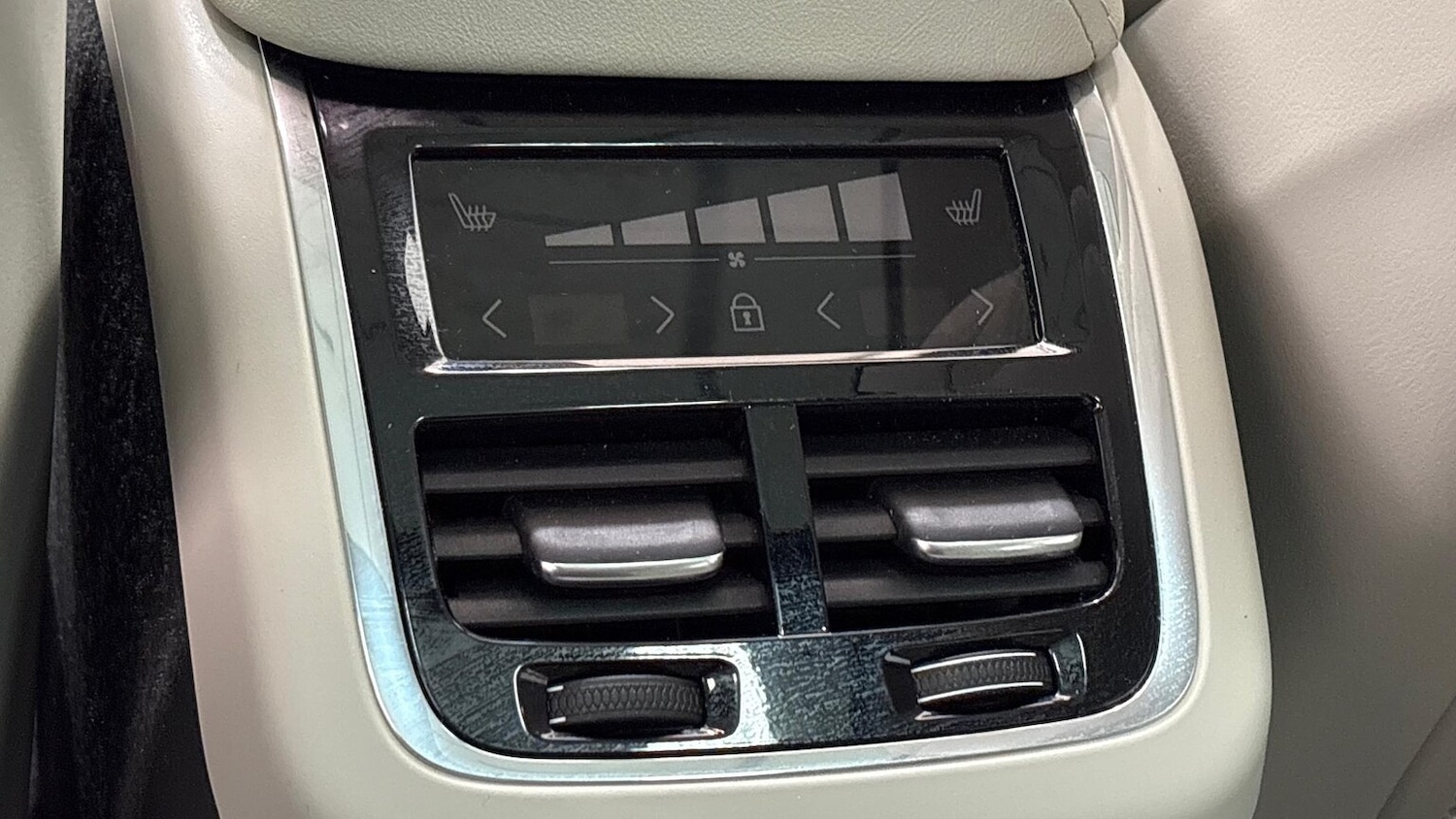 Used Volvo XC60 2025 for sale - 76863959: Photo 37