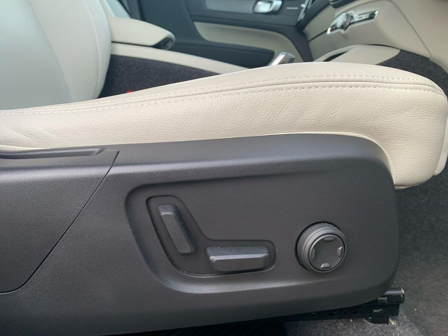 Used Volvo XC40 2025 for sale - 76422380: Photo 26