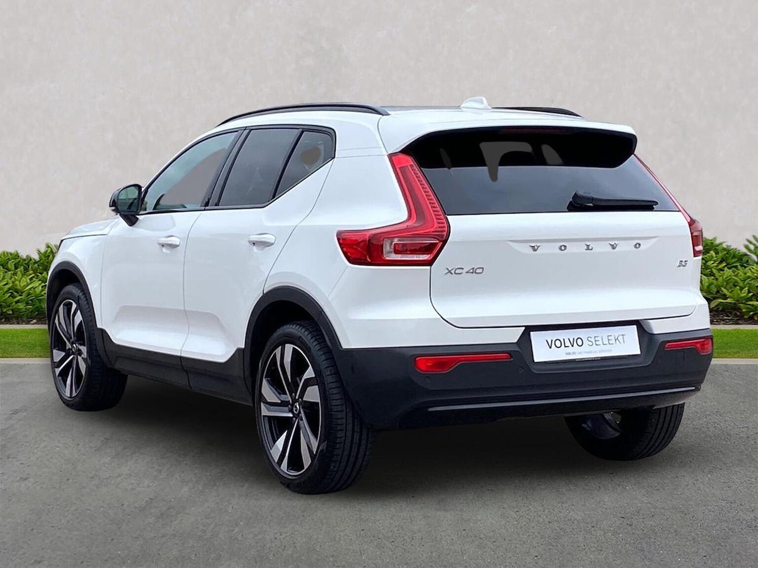 Used Volvo XC40 2024 for sale - 76207469: Photo 2